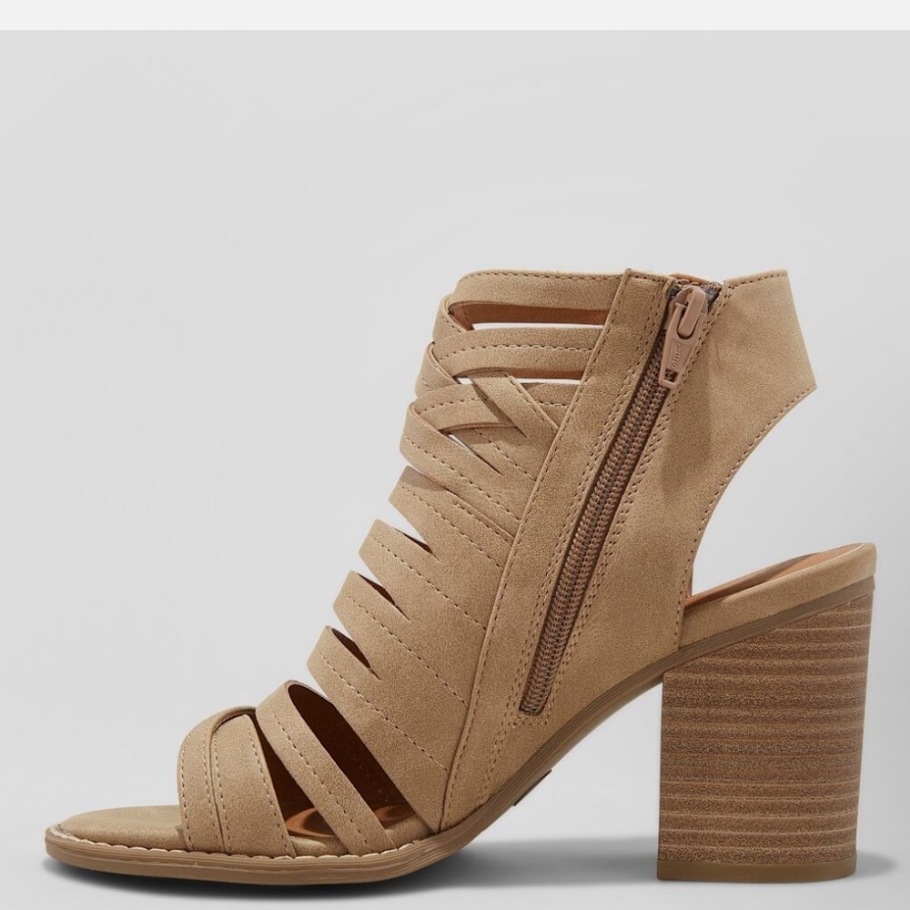 Universal Threads Microsuede Pump Sandals - Picture 2 of 3